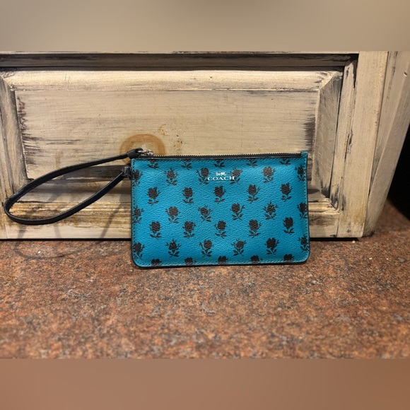 Coach Handbags - Gorgeous Coach wristlet